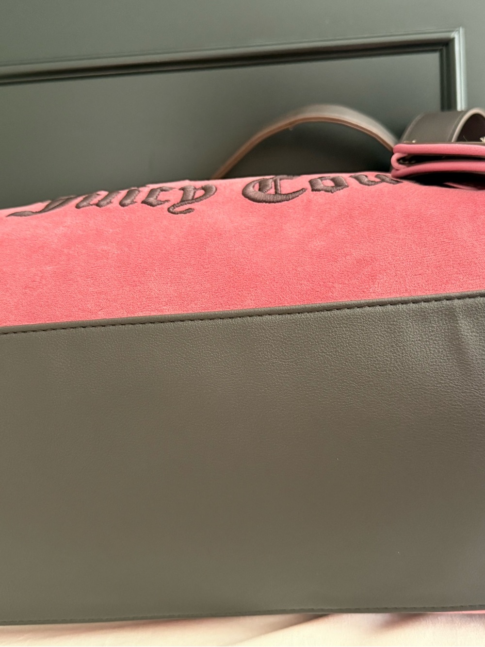 Juicy Couture Juicy Crown Weekender Duffle Bag Chateau Rose Velvet Bow Charm - Picture 7 of 10
